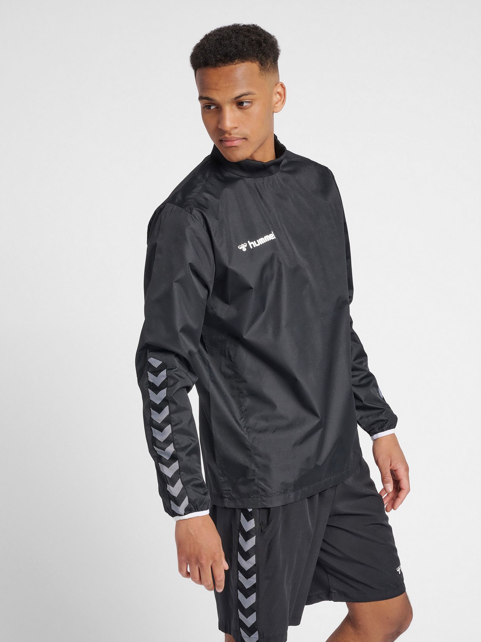 hmlAUTHENTIC WIND BREAKER